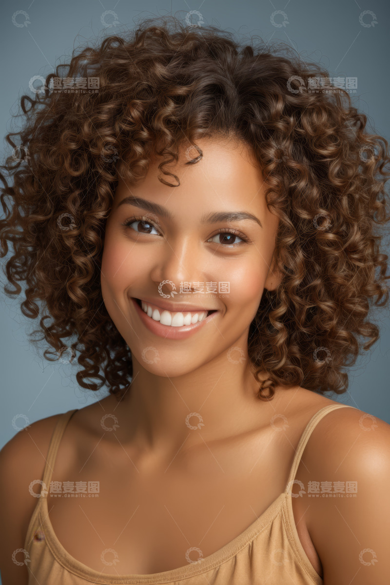 高清大图下载【趣麦麦图】卷发女孩微笑肖像