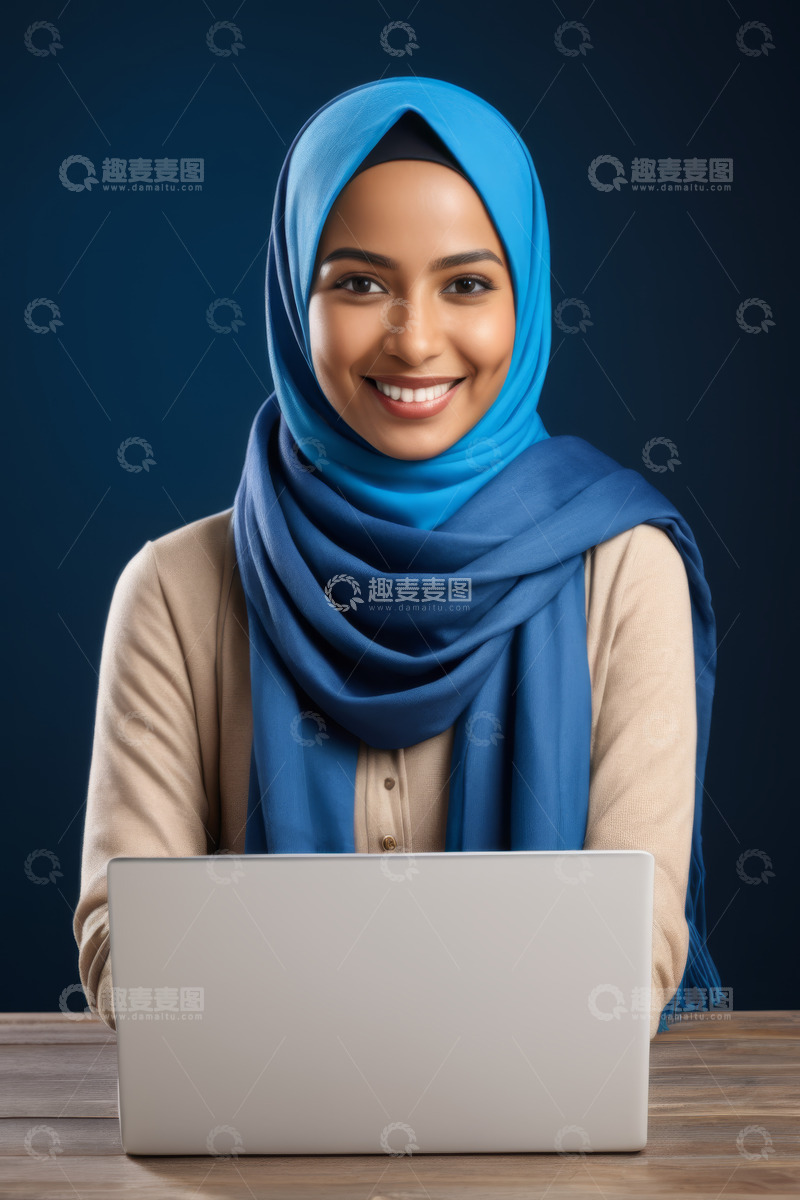 高清大图下载【趣麦麦图】戴头巾女性使用笔记本电脑