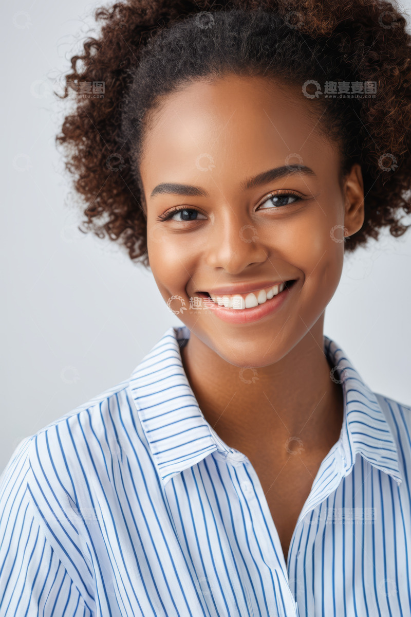 高清大图下载【趣麦麦图】微笑的非洲裔女性肖像