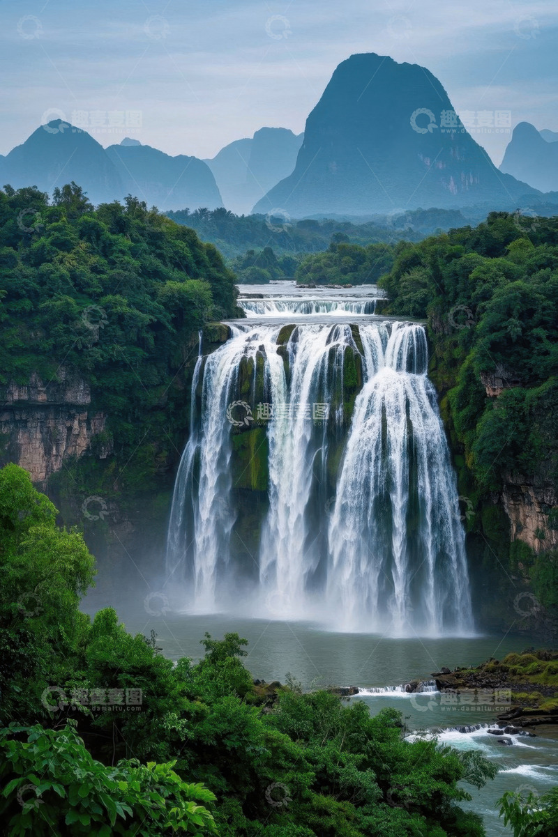 高清大图下载【趣麦麦图】山水间的壮丽瀑布景观