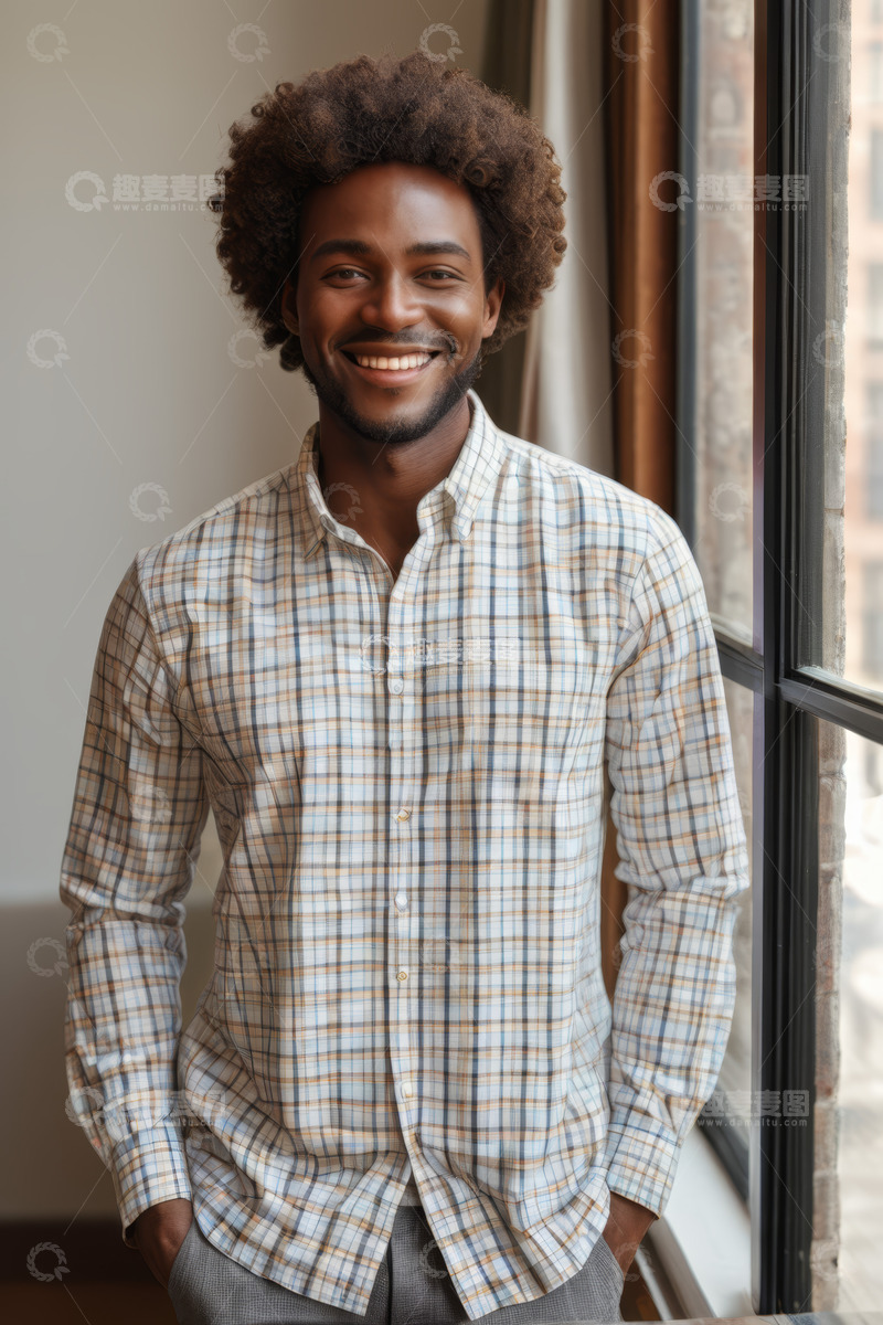高清大图下载【趣麦麦图】微笑的非裔男子室内近景