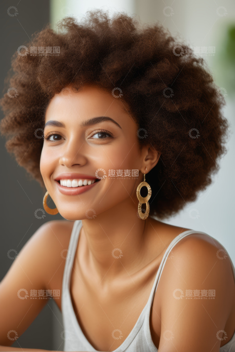 高清大图下载【趣麦麦图】微笑的非洲裔女性肖像