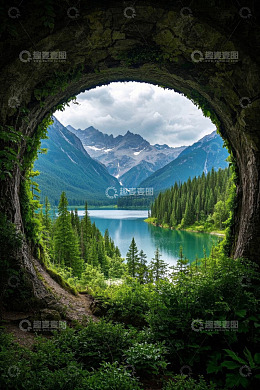 山洞外的湖光山色自然景观