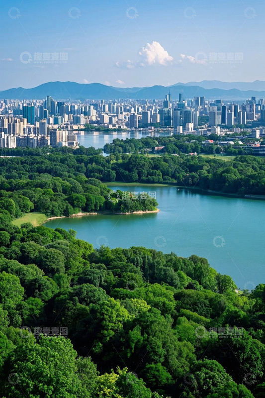 城市湖泊与周边建筑自然风光