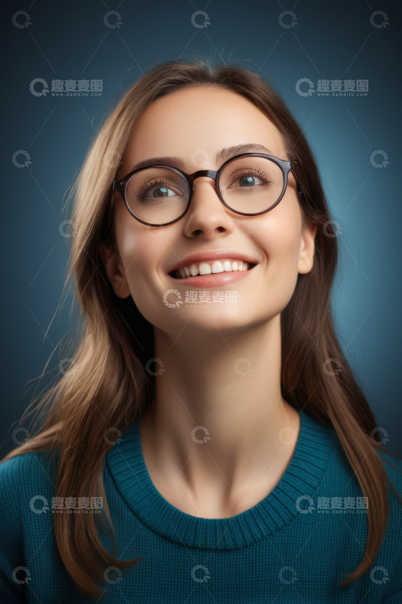 高清大图下载【趣麦麦图】戴眼镜微笑的女性肖像