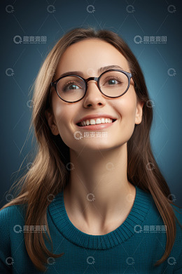 戴眼镜微笑的女性肖像