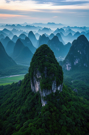 桂林阳朔喀斯特地貌山峦风光