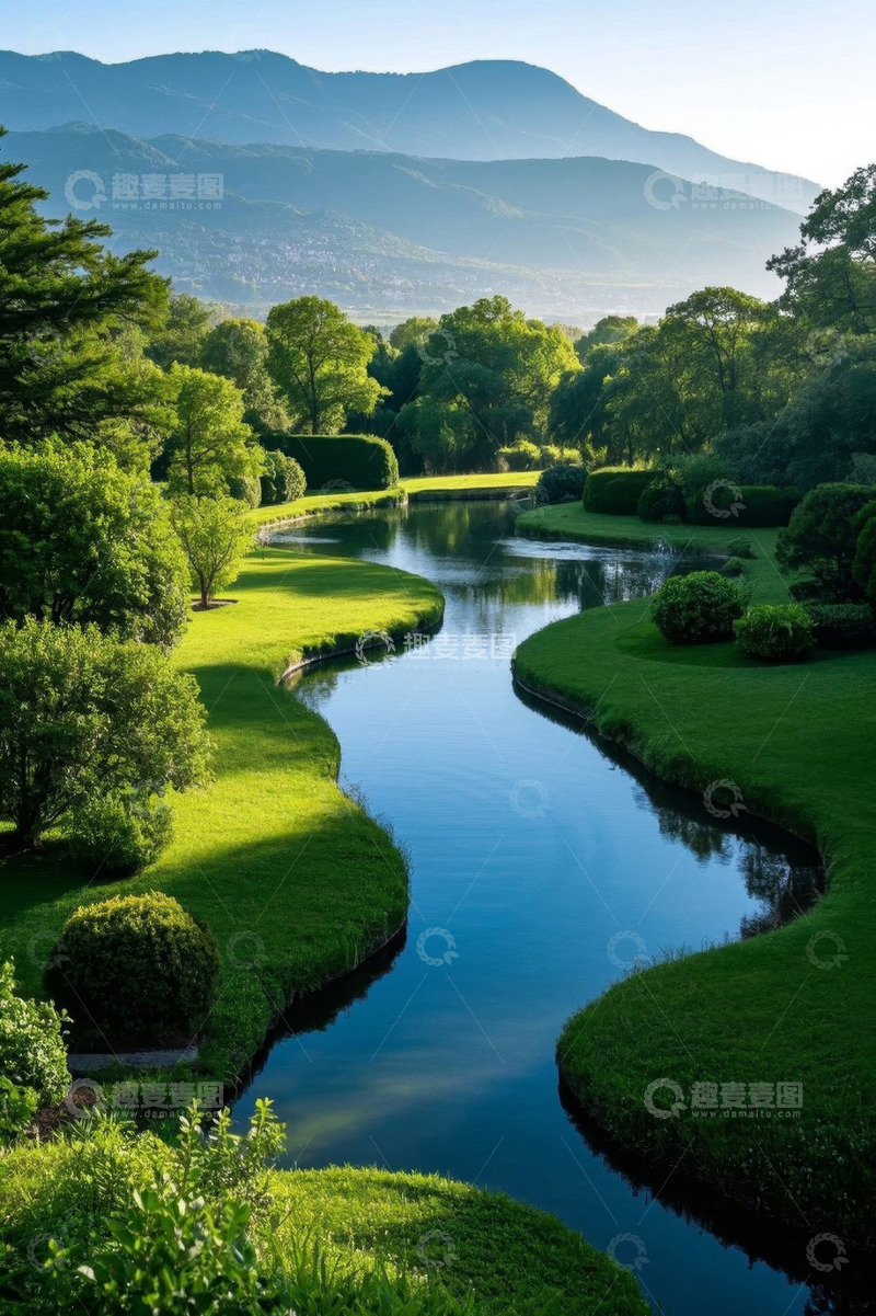 高清大图下载【趣麦麦图】自然风景中的蜿蜒河流与绿植