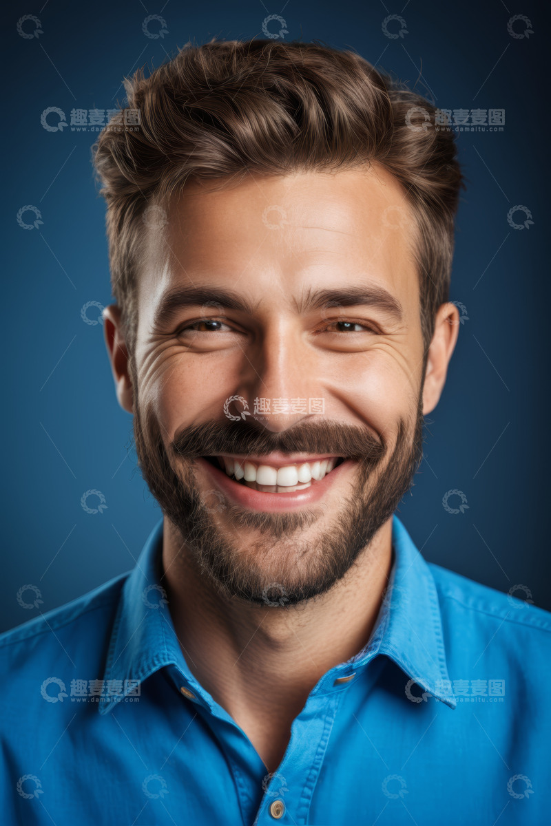 高清大图下载【趣麦麦图】微笑男士肖像摄影素材