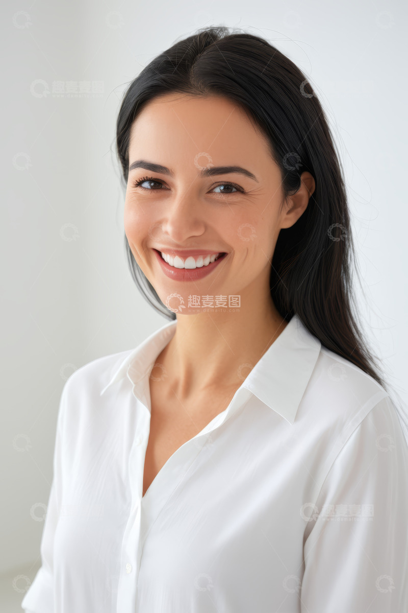 高清大图下载【趣麦麦图】微笑女人白色衬衫肖像特写