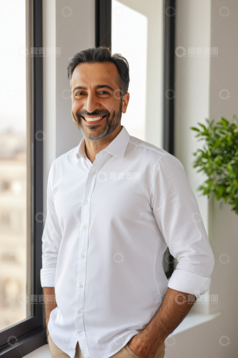 高清大图下载【趣麦麦图】窗边微笑男士肖像