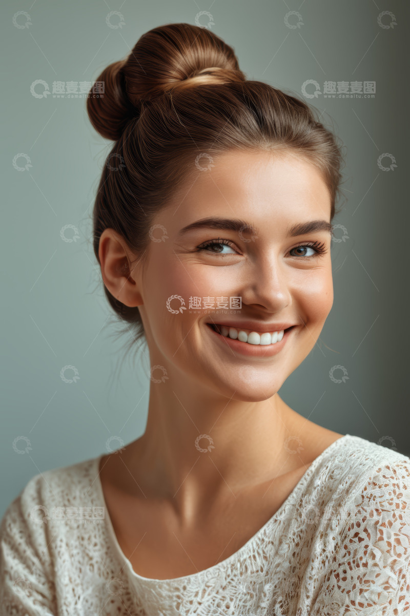 高清大图下载【趣麦麦图】微笑年轻女子半身肖像