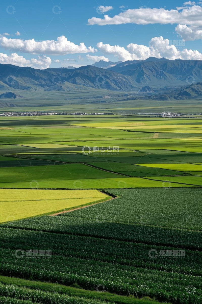 高清大图下载【趣麦麦图】广袤田野与远处山脉自然风光