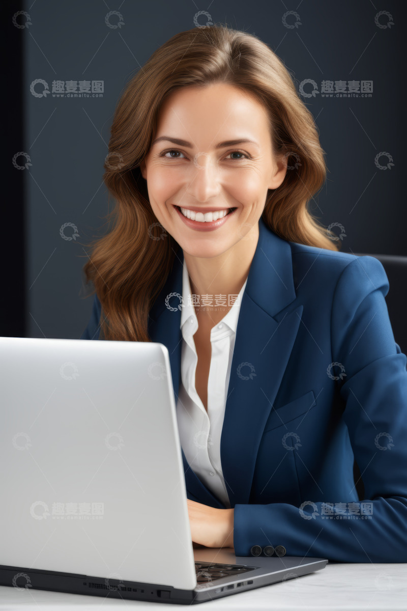 高清大图下载【趣麦麦图】身着西装工作的职业女性