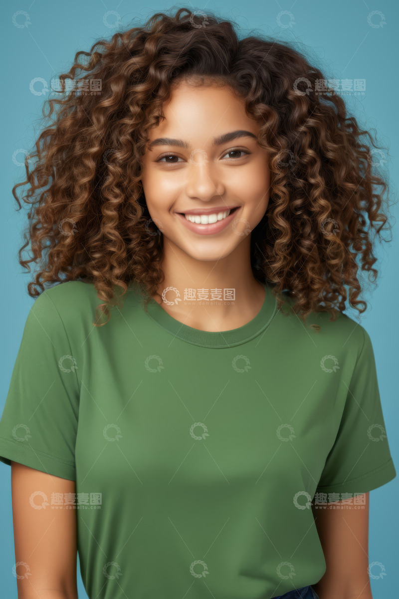 高清大图下载【趣麦麦图】微笑女孩身着绿色T恤肖像