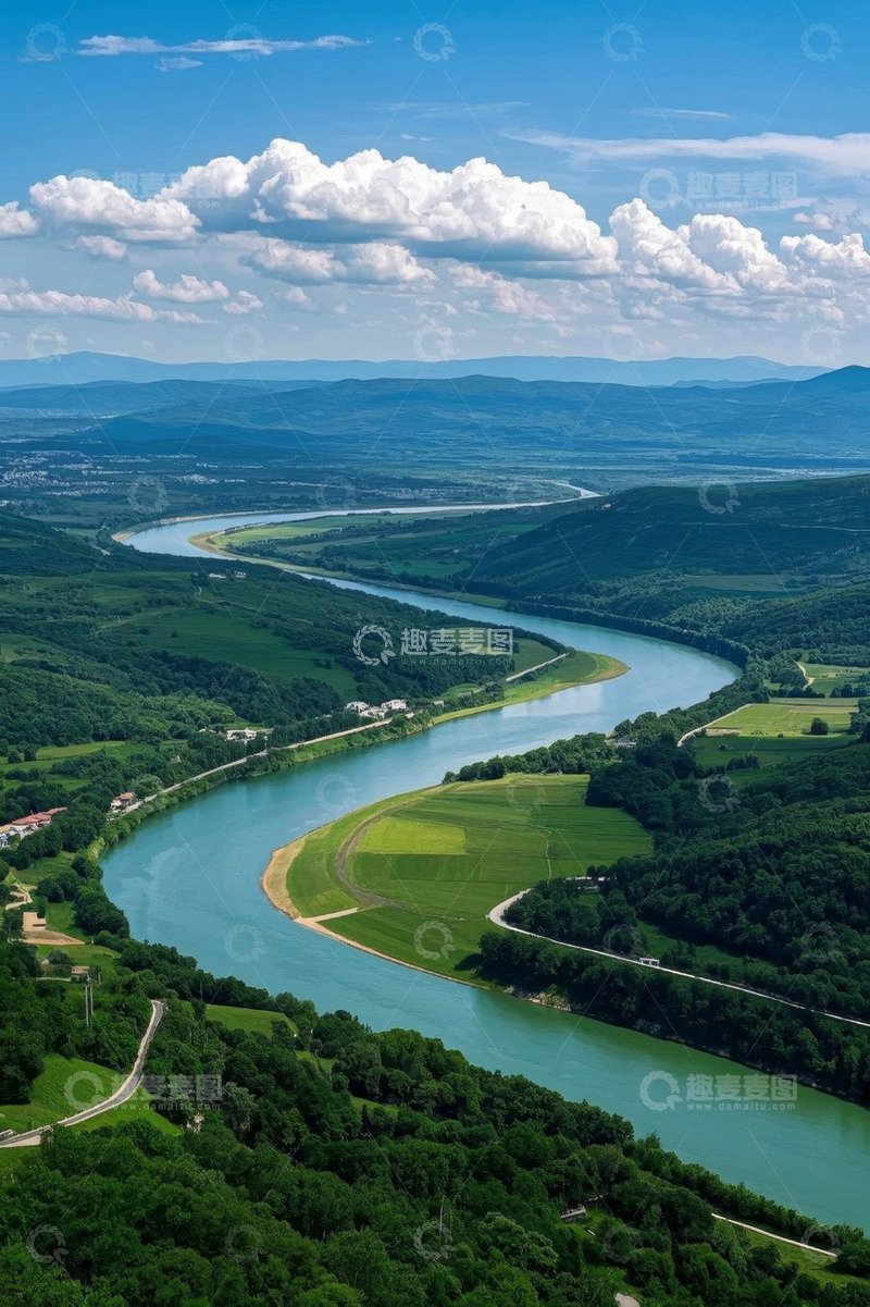 高清大图下载【趣麦麦图】河流蜿蜒穿过绿色山林景观