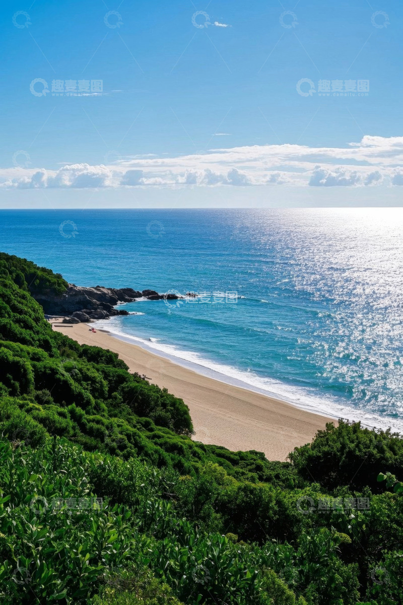 高清大图下载【趣麦麦图】海边葱郁植被环绕的沙滩景观