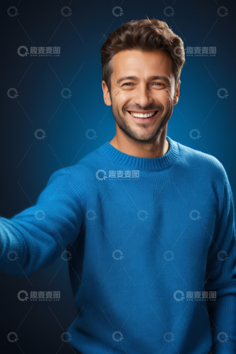 高清大图下载【趣麦麦图】微笑男子穿蓝色毛衣半身照