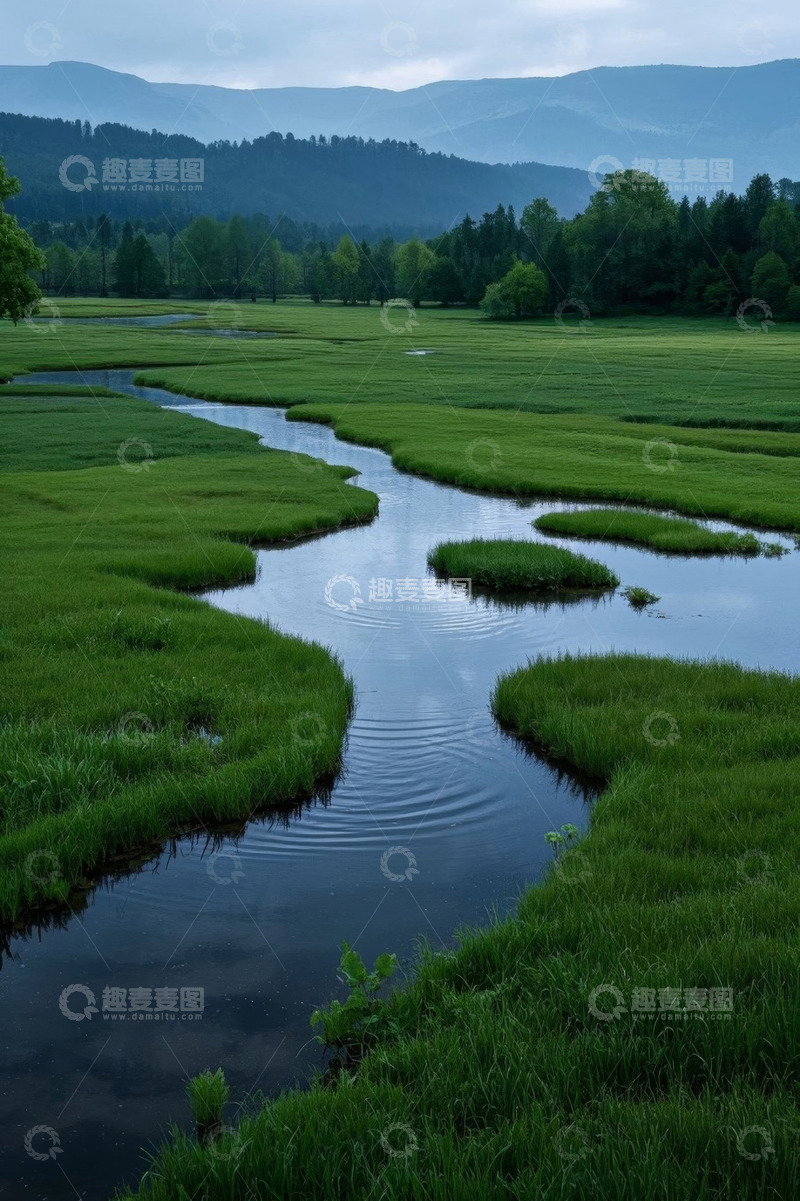 高清大图下载【趣麦麦图】山间蜿蜒河流与草地森林景观