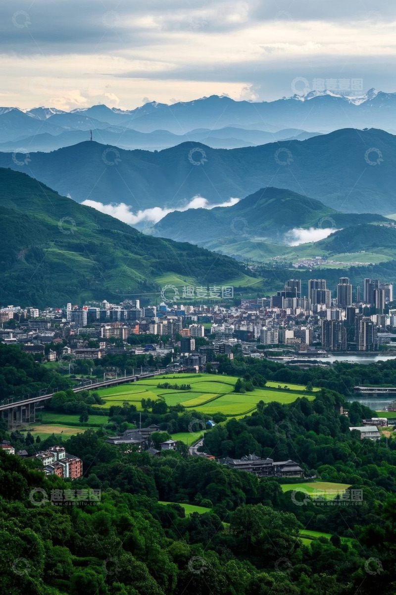 高清大图下载【趣麦麦图】山脚下城市与田园风光全景