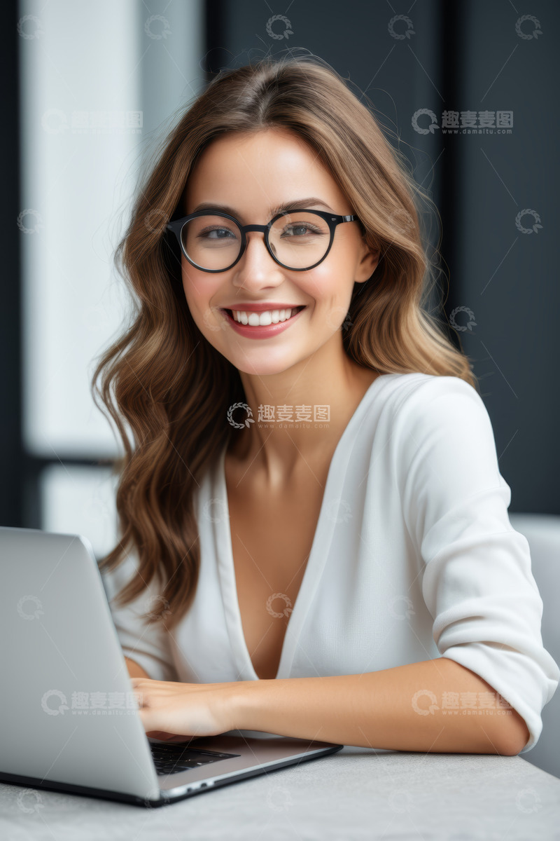 高清大图下载【趣麦麦图】微笑女性使用笔记本电脑办公