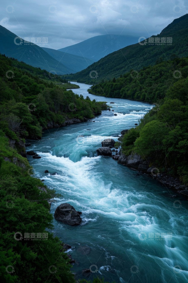 高清大图下载【趣麦麦图】山间河流与茂密森林景观