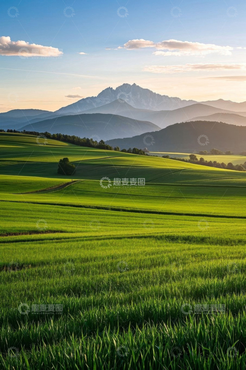 高清大图下载【趣麦麦图】绿色田野与远山自然风光