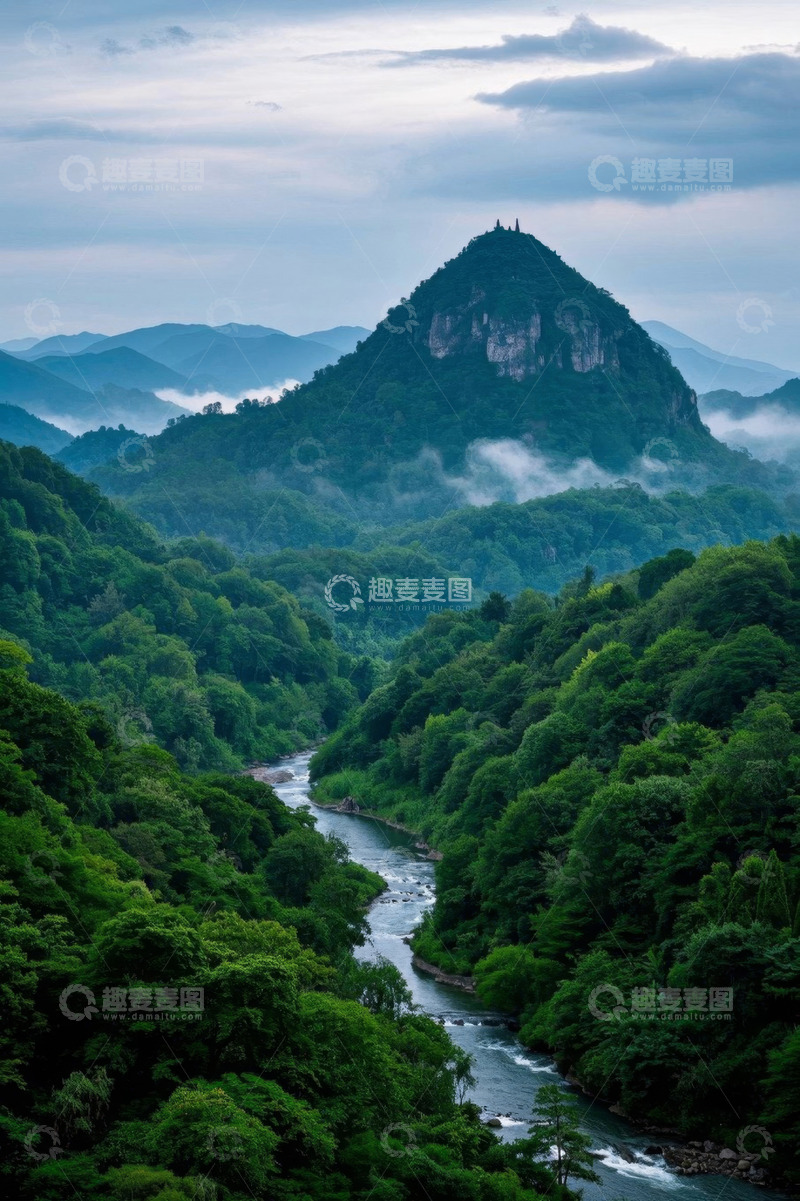 高清大图下载【趣麦麦图】山间河流与葱郁森林风景