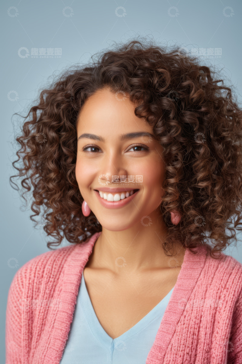 高清大图下载【趣麦麦图】微笑卷发女人肖像特写