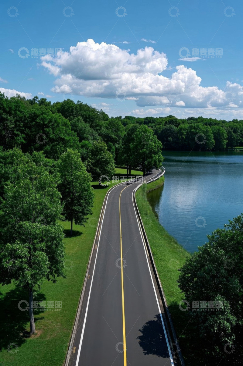 高清大图下载【趣麦麦图】湖边森林间的蜿蜒道路
