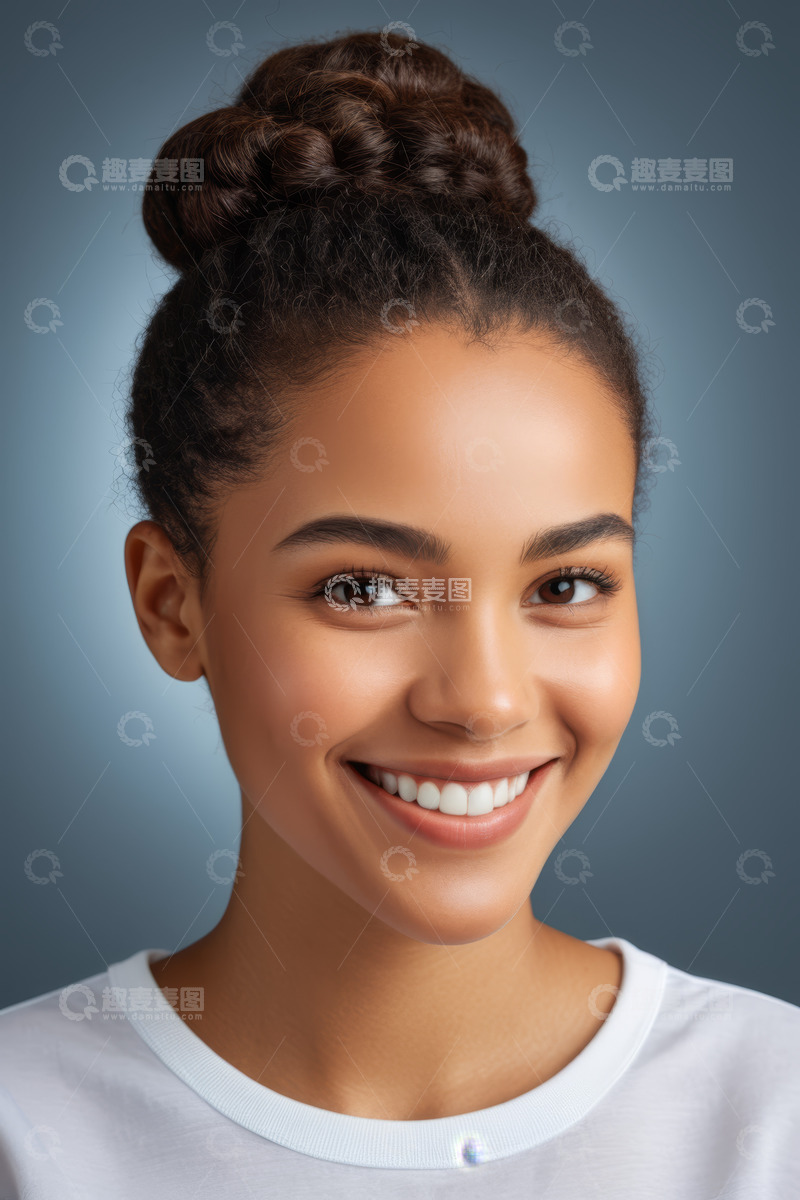 高清大图下载【趣麦麦图】微笑女孩半身肖像素材
