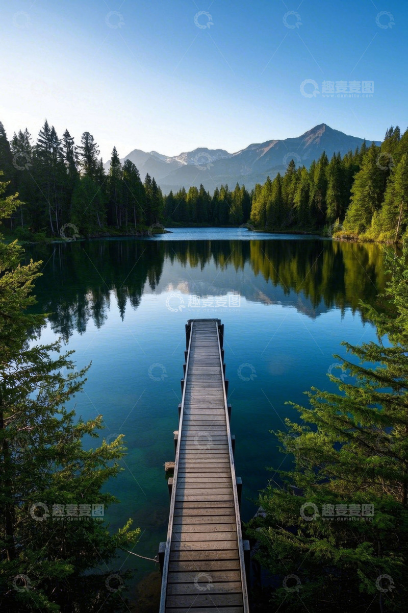 高清大图下载【趣麦麦图】森林湖泊旁的木质栈桥风景