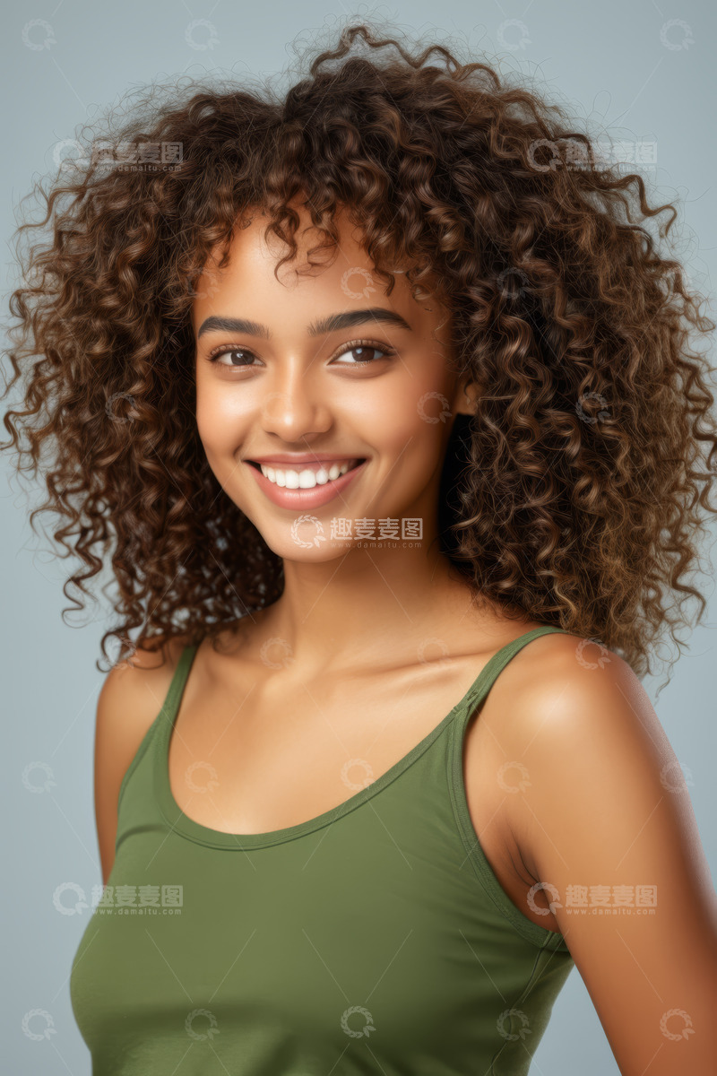 高清大图下载【趣麦麦图】微笑的卷发女性肖像