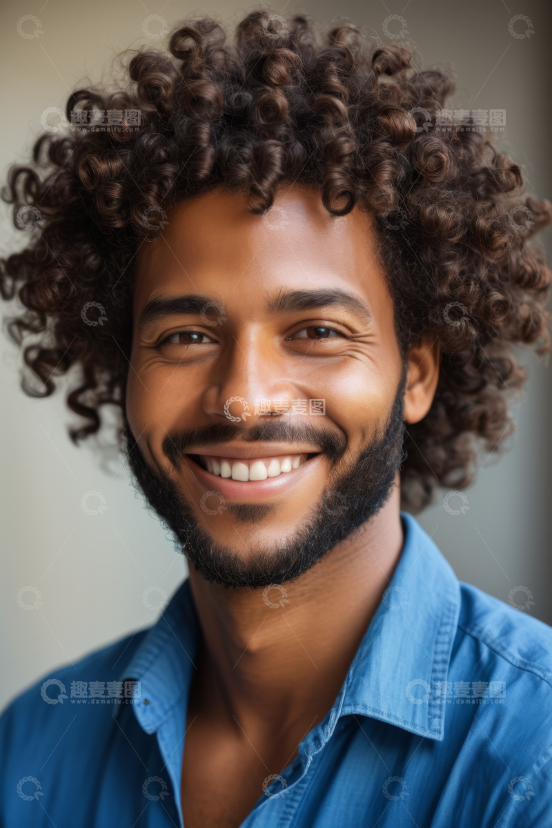 高清大图下载【趣麦麦图】微笑的卷发男子肖像