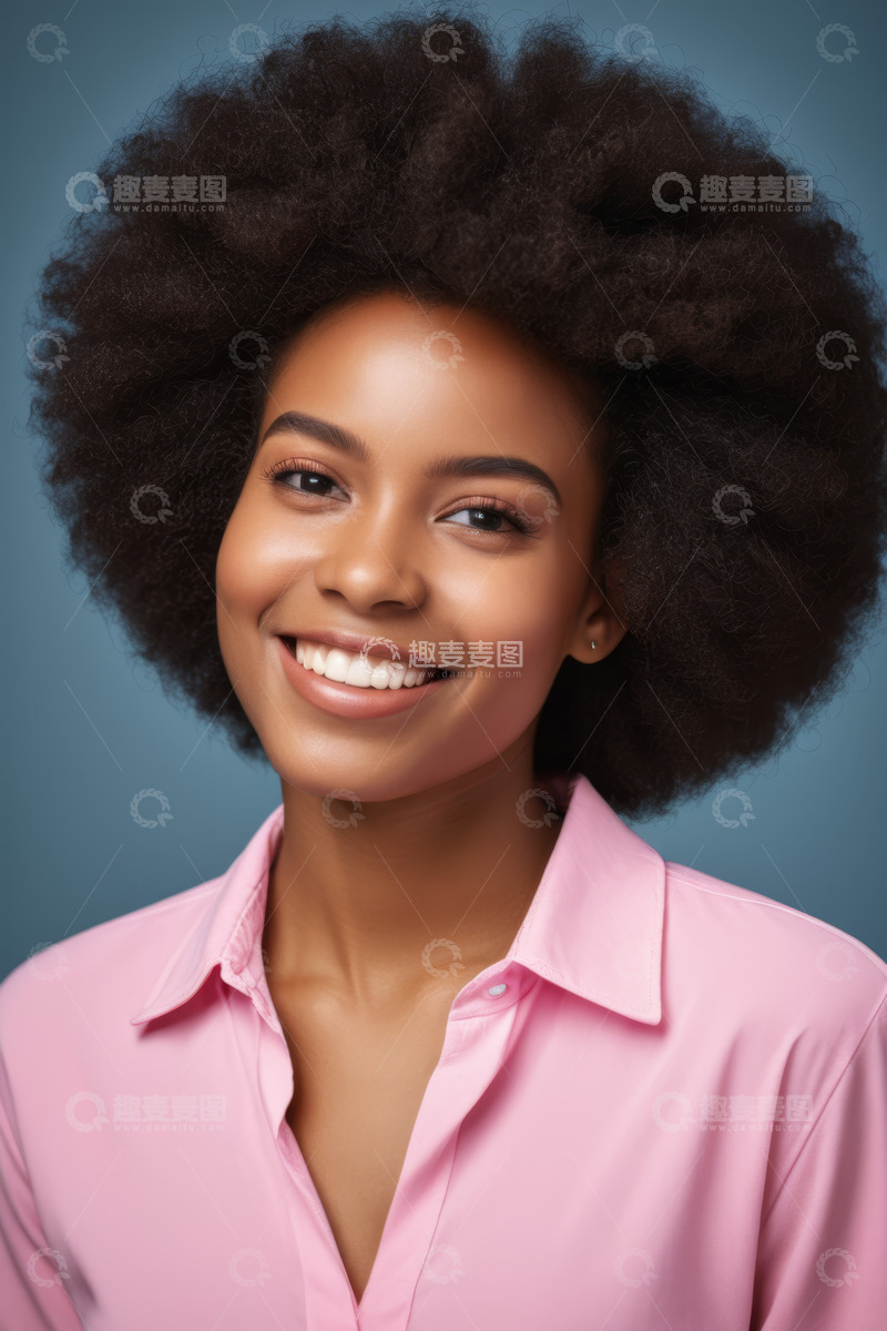 高清大图下载【趣麦麦图】微笑的非洲裔女性肖像