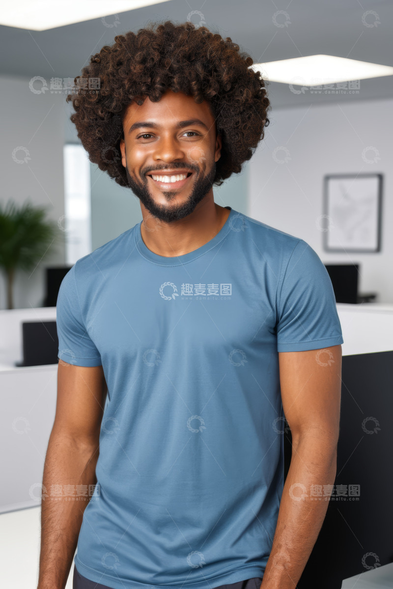 高清大图下载【趣麦麦图】办公室内微笑的年轻男性