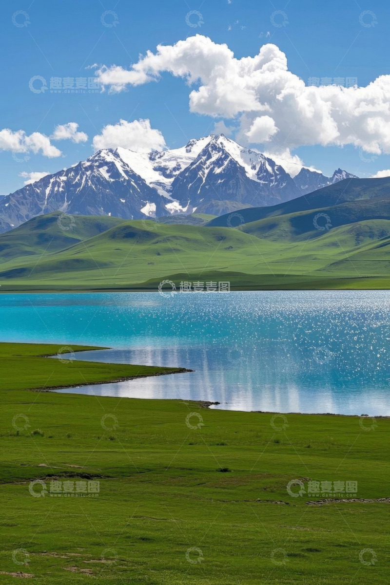 高清大图下载【趣麦麦图】雪山下的碧绿湖泊与草原