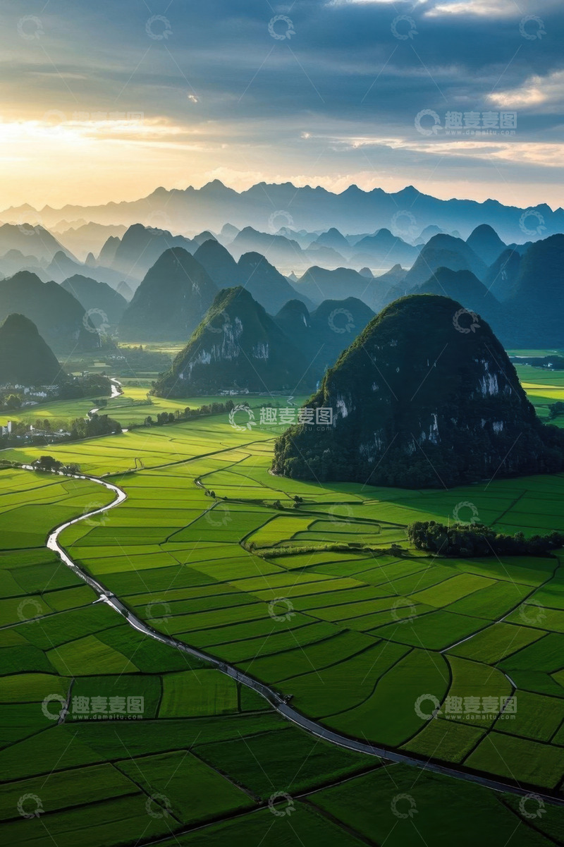 高清大图下载【趣麦麦图】-田园风光下的山峦与农田景色