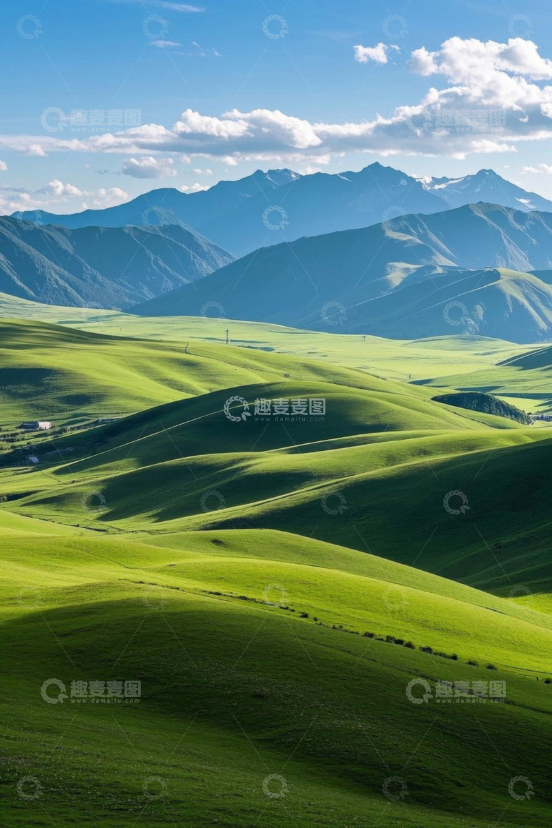 高清大图下载【趣麦麦图】广袤绿色草原与远处山脉