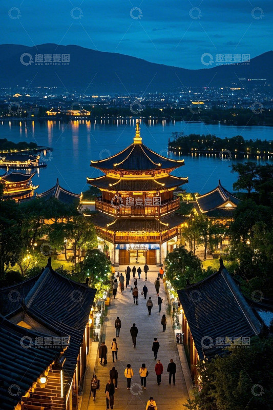 西湖畔古建筑夜景及行人