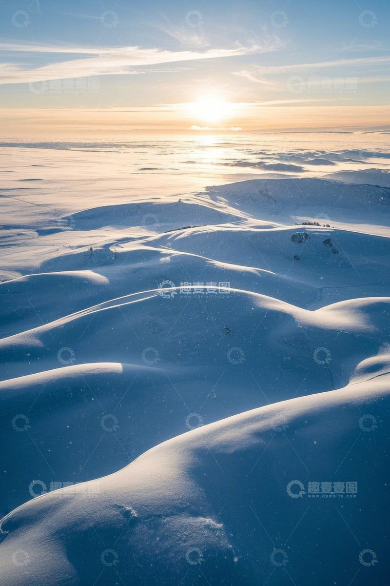 高清大图下载【趣麦麦图】雪覆盖的山地日出景象