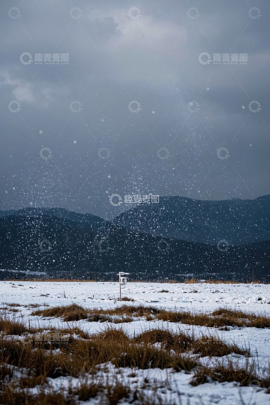 户外雪地山峦飘雪景象