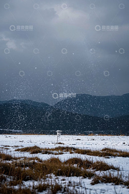 户外雪地山峦飘雪景象