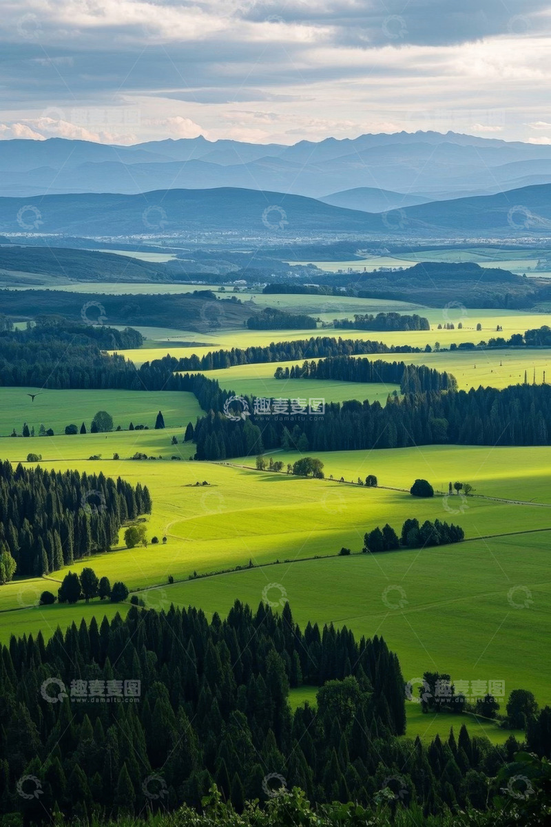 高清大图下载【趣麦麦图】绿色原野与森林远景