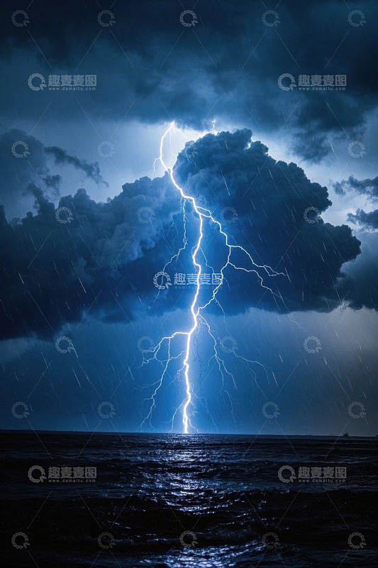 海上雷暴闪电自然景观