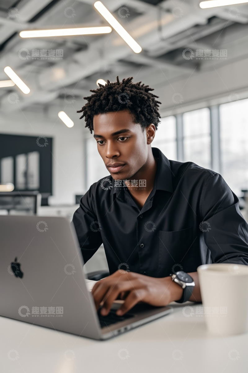 高清大图下载【趣麦麦图】非洲裔男子办公室使用笔记本电脑