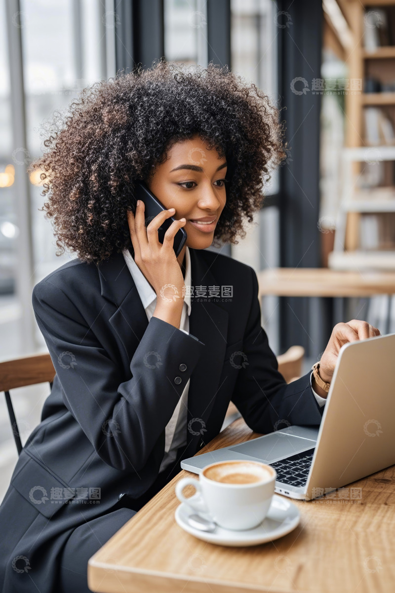高清大图下载【趣麦麦图】非洲裔女商人咖啡馆用电脑打电话