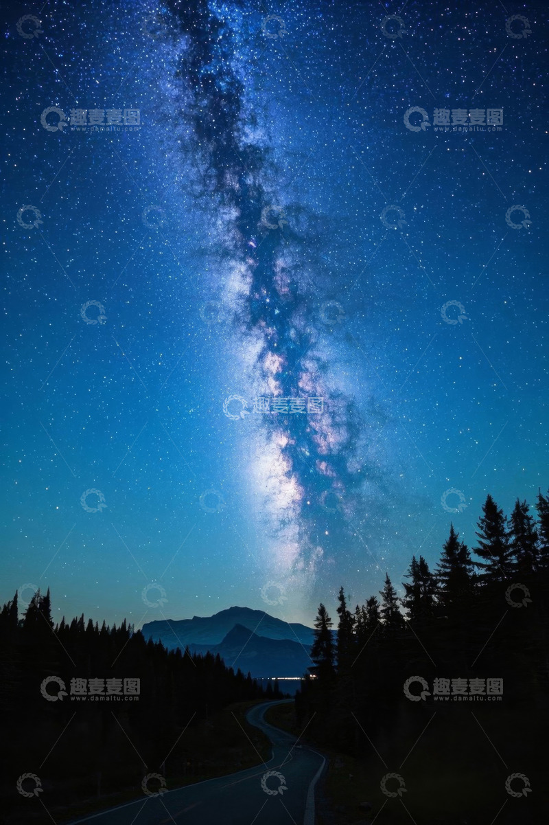 高清大图下载【趣麦麦图】山间公路夜空下的璀璨星河