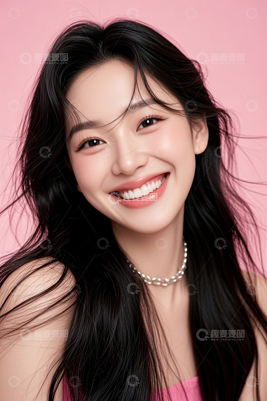 微笑长发女性特写