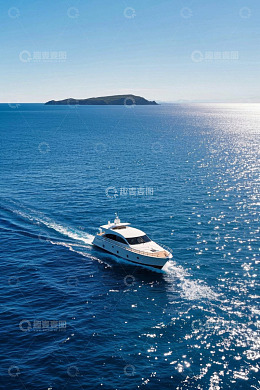 海上航行的豪华游艇